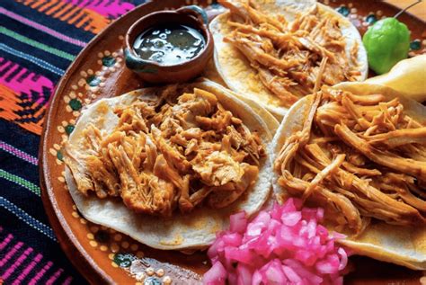  Cochinita Pibil: Experience an Explosion of Citrusy Tang and Smoky Depth in Valladolid!