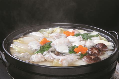  Fugu Nabe: An Explosive Fusion of Delicate Flavors and Spine-Tingling Textures!