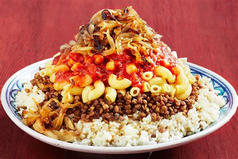 Koshari - An Aromatic Symphony of Spiced Lentils, Rice, and Pasta That Will Tantalize Your Taste Buds!