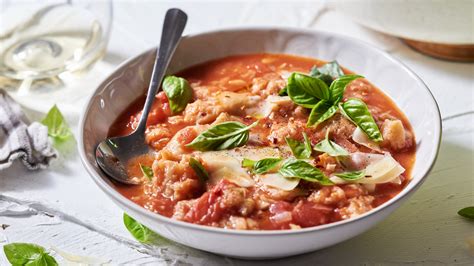  Pappa al Pomodoro: A Rustic Tuscan Delight Overflowing with Flavor and Sunshine