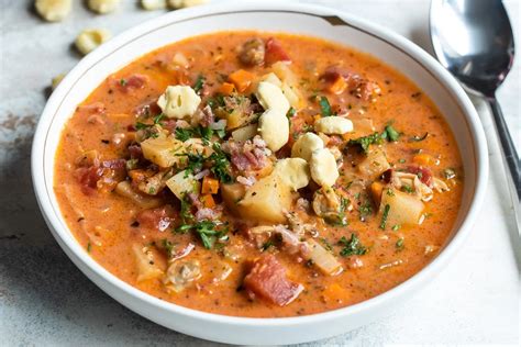  Qinhuangdao Clam Chowder: Does This Rustic Seafood Stew Deliver a Symphony of Sweet and Savory Flavors?