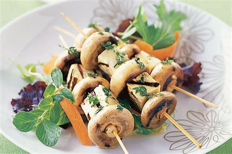  Spicy and Smoky: Hegang City's Fire-Roasted Mushroom Skewers, A Culinary Adventure for the Bold?