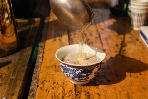  Yak Butter Tea: A Savory Sip of Tibetan Tradition Meets Refreshing Culinary Adventure?