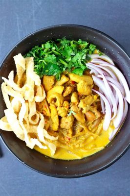  Khao Soi Gai: Creamy Coconut Curry Meets Crunchy Fried Noodles for a Flavorful Explosion!