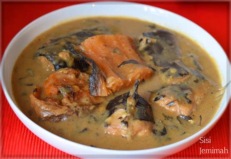  Ofe Nsala! A Decadent Soup Bursting With Rich Palm Oil Flavors and Tender Fish Chunks