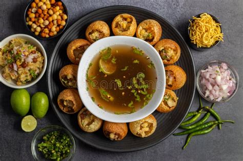  Pani Puri: An Explosion of Tangy Delight and Cooling Crunch in Every Bite!