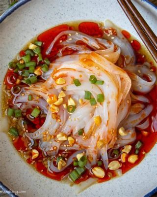  Spicy Bean Jelly Noodles With Pickled Mustard Greens: A Symphony of Tangy Heat and Refreshing Texture!